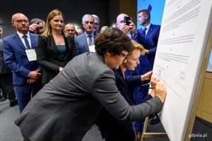 Samorządowcy z wielu miast i gmin podpisują Deklarację o wspólpracy klimatycznej polskich miast i gmin // fot. Dawid Linkowski