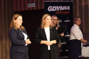 ludzie na scenie w sali koncertowej