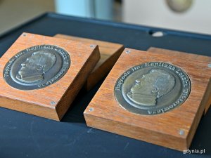 Pamiątkowe medale wręczane laureatom Nagrody im. kpt. Leszka Wiktorowicza umieszczone w drewnianych pudełkach // fot. Magdalena Czernek