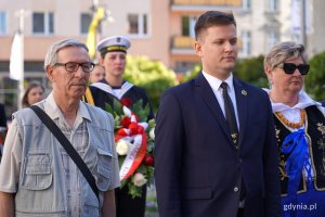 Kwiaty składają: Zenon Roda, Adam Labuhn i Elżbieta Raczyńska