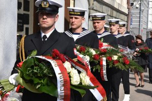 Złożenie kwiatów pod tablicą Marynarzy Polskich zamordowanych na wschodzie // fot. Lechosław Dzierżak