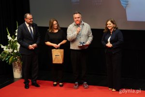 Prezydent Gdyni Aleksandra Kosiorek, dyrektor zarządzający ds. kultury i aktywności mieszkańców Mariusz Bzdęga, dyrektor GCF Jerzy Rados i Alicja Kocik, córka Leszka Kopcia