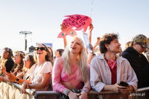 Uczestnicy festiwalu bawiący się przed sceną gł&oacute;wną