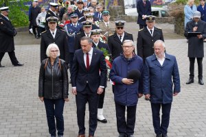 Kwiaty składają: radna Gdyni Joanna Zielińska, wiceprezydent Gdyni Tomasz Augustyniak, Gdynianin Zenon Roda i Krzysztof Jankowski, dyrektor ZSP nr 3