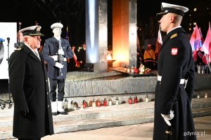 Uroczystości przed pomnikiem Ofiar Grudnia '70 na placu Wolnej Polski.  Fot. Michał Puszczewicz