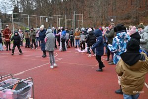 Podczas uroczystego przekazania busa, zorganizowano taneczny festyn dla uczennic i uczniów (fot. Magdalena Starnawska)
