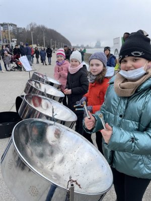 Młodzi muzycy grają na kotłach karaibskich na rzecz Ukrainy