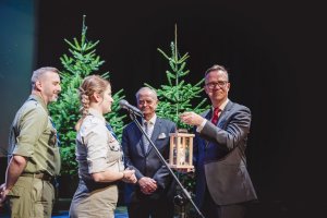 Zbigniew Canowiecki – prezydent Pracodawców Pomorza i Tomasz Limon – prezes zarządu Pracodawców Pomorza (z lampionem w rękach) odbierający Betlejemskie Światło Pokoju od harcerzy