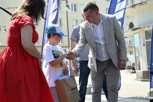 Rozdanie nagr&oacute;d wśr&oacute;d zwycięzc&oacute;w Biegu Kelner&oacute;w. Na zdjęciu m.in: członek zarządu wojew&oacute;dztwa pomorskiego Adam Gawrylika i wiceprezydentka Gdyni Oktawia Gorzeńska
