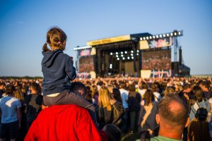 Uczestnicy festiwalu bawiący się przed sceną główną // fot. Krzysztof Szlęzak