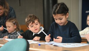 Dzieci malują obrazki