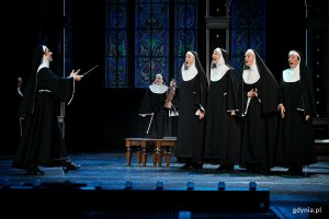 Zdjęcie z pr&oacute;by medialnej spektaklu &bdquo;Zakonnica w przebraniu&rdquo; w Teatrze Muzycznym w Gdyni. Scena zbiorowa 