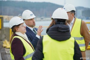 Na zdjęciu: prezydent Gdyni Aleksandra Kosiorek, wiceprezydent Gdyni Tomasz Augustyniak i Rafał Przytarski, dyrektor zarządzający Stoczni CRIST