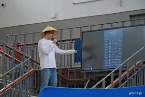 Tytus Chmielewski &ndash; podr&oacute;żnik rowerowy i tw&oacute;rca internetowy podczas prezentacji na kongresie &bdquo;Zdrowe Głowy&rdquo; 