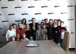 Grupa dzieci na tle napis&oacute;w Gdynia