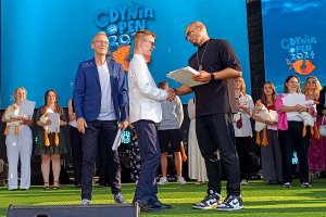 osoby występujące na scenie