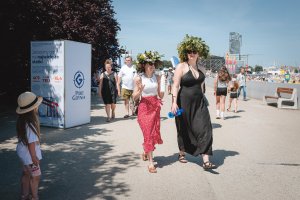 Dwie kobiety z wiankami na głowie