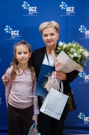 Ludzie w elegnackich strojach