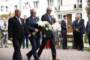 Uroczystości pod pomnikiem Ofiar Grudnia '70 przy Urzędzie Miasta Gdyni // fot. Kamil Złoch