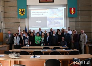 Pamiątkowe zdjęcie: radni VIII kadencji Rady Miasta Gdyni w sali obrad