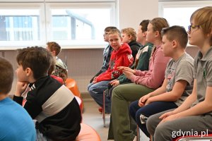 Uczniowie ze Szkoły Podstawowej w Kosakowie na spotkaniu w Bibliotece Pogórze