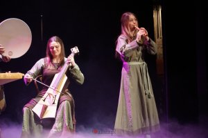 Zesp&oacute;ł Młodzieżowego Domu Kultury w Gdyni "Arcanthos" podczas występu