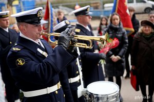 Na pierwszym planie trębacz z Orkiestry Reprezentacyjnej Marynarki Wojennej podczas uroczystości z okazji Dnia Pamięci Ofiar Zbrodni Katyńskiej. W tle przedstawiciele Marynarki Wojennej i inni uczestnicy uroczystości // fot. Przemysław Kozłowski