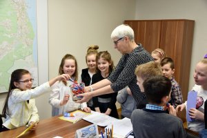 Przewodnicząca Rady Miasta Gdyni Joanna Zielińska częstuje słdyczami uczniów, fot. Michał Kowalski