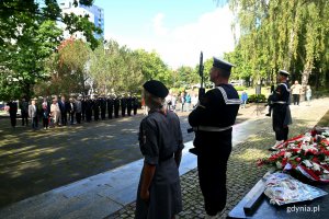 Na pierwszym planie: posterunek honorowy przed pomnikiem Obrońców Wybrzeża na Cmentarzu Wojennym w Redłowie. W tle uczestnicy uroczystości z okazji 83. rocznicy wybuchu II wojny światowej // fot. Magdalena Czernek