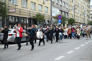 Orkiestra na czele przemarszu ul. Świętojańską (fot. Michał Puszczewicz)