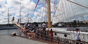 W rejsach szkoleniowych biorą w nich udział uczniowie, którzy wracają potem a na takie wydarzenia jak The Tall Ships Racess