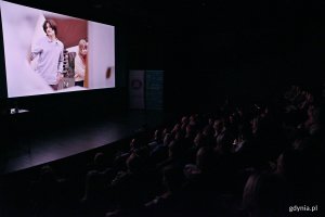 Uczestnicy gali finałowej Pomorskiego Festiwalu Kr&oacute;tkich Film&oacute;w o HIV podczas pokazu jednego z film&oacute;w 