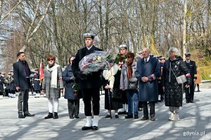 Przedstawiciele rodzin katyńskich składający kwiaty przed pomnikiem Ofiar Katynia na Cmentarzu Wojennym w Redłowie // fot. Magdalena Czernek