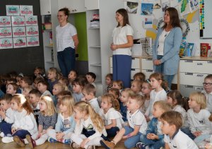 Dzieci z nauczycielkami w Przedszkolu nr 58 w Gdyni 