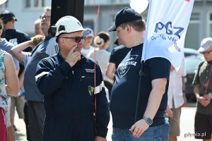 Dwaj mężczyźni w kaskach