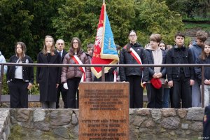  Młodzież biorąca udział w uroczystości