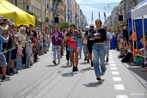 Zawodnicy w kategorii dla amatorów Biegu Kelnerów na Kulinarnej Świętojańskiej