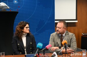 Na zdj. siedzą przy stole: Marek Łucyk, wiceprezydent Gdyni i Aleksandra Dulkiewicz, prezydent Gdańska 