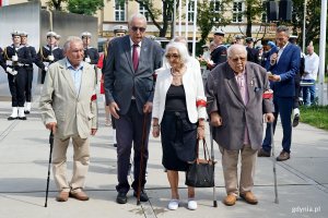 Przedstawiciele Stowarzyszenia Gdynian Wysiedlonych składający kwiaty przed pomnikiem podczas uroczystości upamiętniających 82. rocznicę wybuchu powstania warszawskiego 
