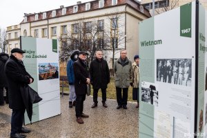 Prezydent Gdyni Wojciech Szczurek, radny Zenon Roda i inni uczestnicy prezentacji przyglądający się wystawie elementarnej „Ryszard Kukliński” na placu Wolnej Ukrainy