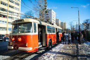 Gra miejska oparta na spektaklu &bdquo;Majka z Kajtkiem jadą trajtkiem&rdquo; (fot. Kamil Złoch)