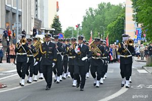 Orkiestra Reprezentacyjna Marynarki Wojennej podczas przemarszu ul. 3 Maja w ramach uroczystości odsłonięcia tablicy z nazwą węzła Zesłańców Sybiru // fot. Magdalena Czernek