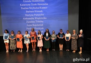 Na zdj. nauczyciele odbierający awans zawodowy na stopień nauczyciela mianowanego w towarzystwie wiceprezydentki Oktawii Gorzeńskiej i naczelniczki Wydziału Edukacji Iwony Tanewskiej