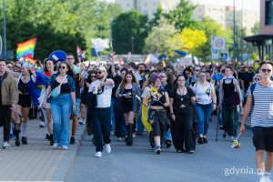 Uczestnicy 11. Tr&oacute;jmiejskiego Marszu R&oacute;wności idący ulicą 