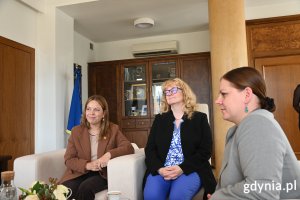 Prezydent Gdyni Aleksandra Kosiorek, wiceprezydentka Gdyni Oktawia Gorzeńska oraz dr Joanna Leman, kierownik referatu wsp&oacute;łpracy z zagranicą Urzędu Miasta Gdyni (fot. Zofia Marczak)