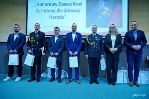 Odznaczeni honorowi dawcy krwi z Gdyni wraz z wiceprezydentem Tomaszem Augustyniakiem i dr hab. Marleną Robakowską &ndash; dyrektor Regionalnego Centrum Krwiodawstwa i Krwiolecznictwa w Gdańsku podczas gali