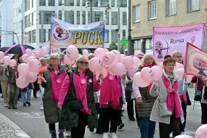 Uczestniczki Marszu R&oacute;żowej Wstążki na ul. Świętojańskiej 