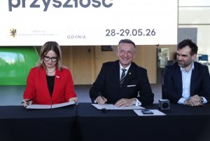 Konferencja "Pomorze m&oacute;wi przyszłość" odbędzie się w dniach 28-29 maja 2026 r. Porozumienie w tej sprawie podpisał Samorząd Wojew&oacute;dztwa Pomorskiego, kt&oacute;re reprezentował wicemarszałek, Leszek Bonna i dyrektor Departamentu Rozwoju Gospodarczego, Stanisław Szultka i Miasto Gdynia, kt&oacute;re reprezentowała wiceprezydentka Gdyni, Oktawia Gorzeńska