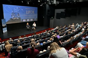 Grzegorz Kasdepke i Magdalena Rigamonti oraz publiczność zgromadzona podczas premiery książki pt. &bdquo;Lufcik&rdquo; w Gdyńskim Centrum Filmowym 