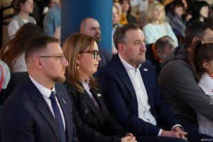 Wśr&oacute;d uczestnik&oacute;w m.in. wiceprezydenci Gdyni Oktawia Gorzeńska i Tomasz Augustyniak oraz Oleh Vysochan, konsul Ukrainy w Gdańsku 